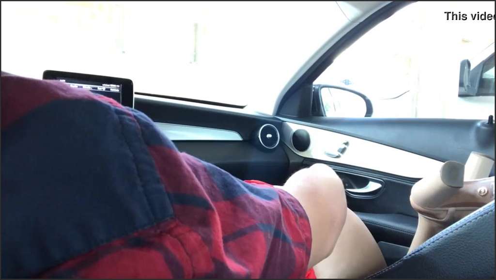 Auto Porno hebt ihr Röckchen im Wald hoch und rubbelt ihre Fotze