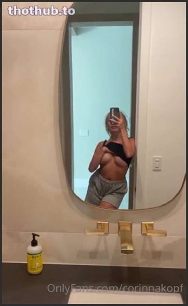 Corinna Kopf reitet Schwanz im Freien