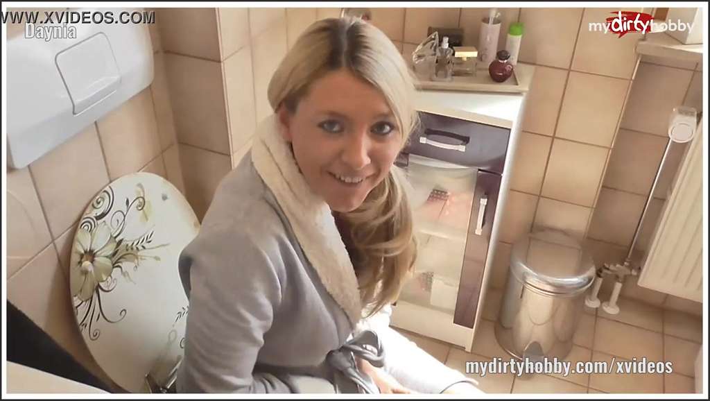 Daynia ziehen sich aus und masturbieren