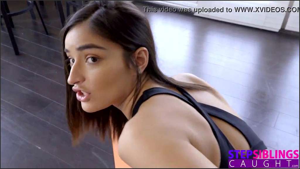 Emily Willis reibt sich die reife Pussy beim Fick
