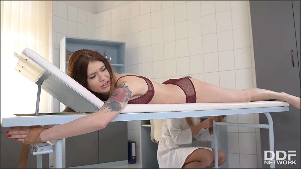 Kayla Green lässt sich beim Blowjob einen harten Pimmel schmecken