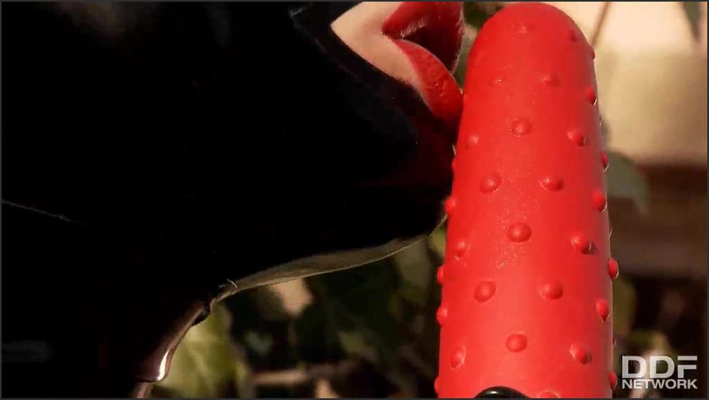Latex Lucy flirtet im Auto mit fremdem Mann