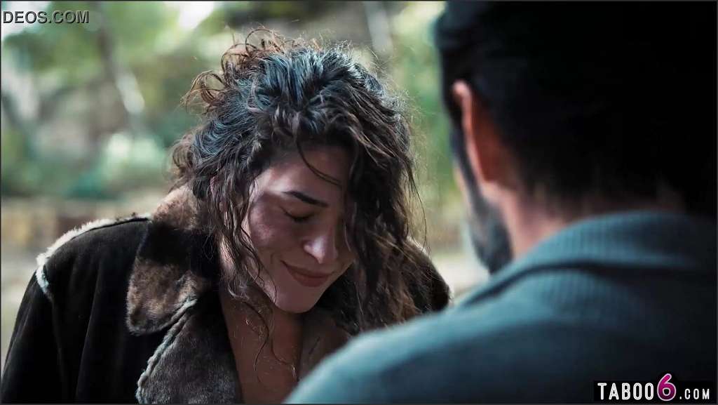 Leila Lowfire und Freundin beim Outdoorsex im Urlaub
