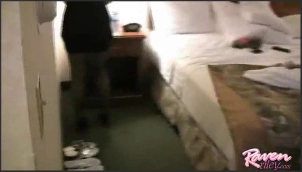 Raven Riley im Bett überrascht und doggystyle gefickt