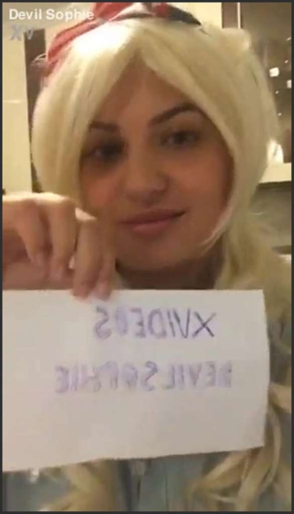 Devil Sophie gefesselte Sklavin wird erniedrigt und durchgemangelt