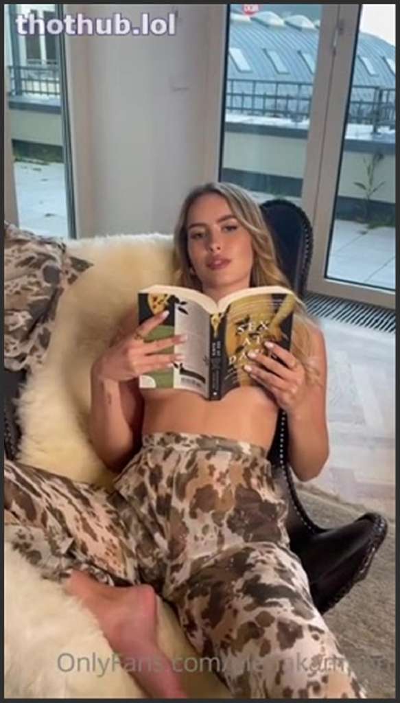 Elena Kamperi mit Zunge und Finger verwöhnt
