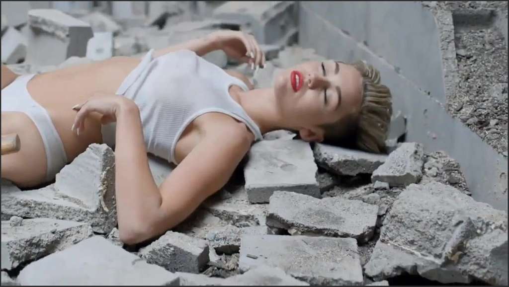 Miley Cyrus stehen auf Analficken beim Gruppensex und Creampies