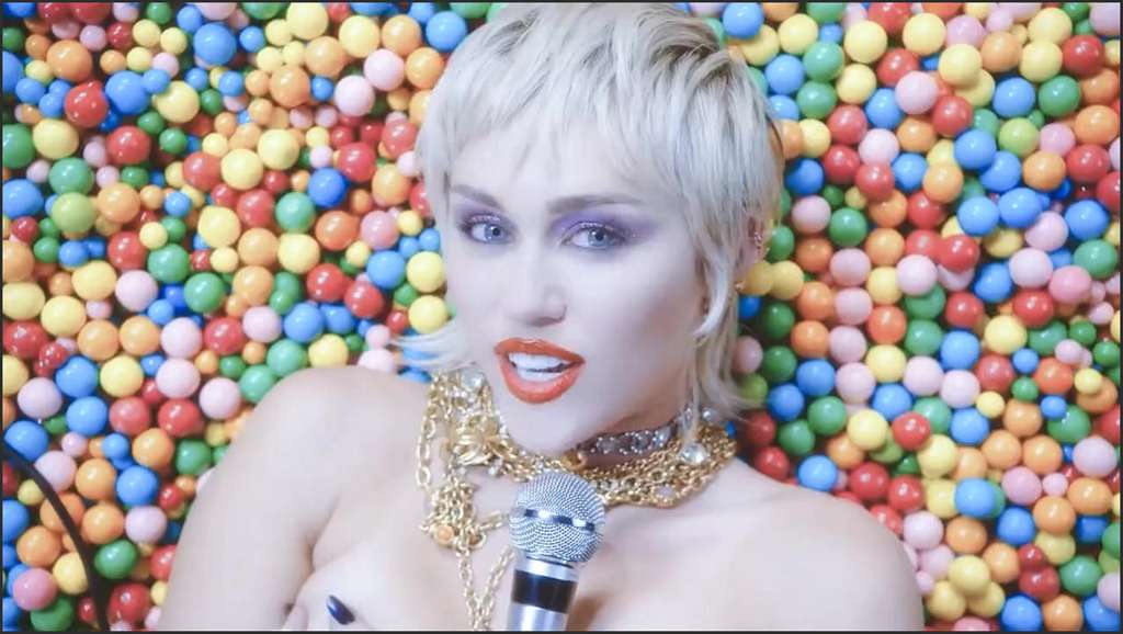 Miley Cyrus schlägt und fickt devotes Girl